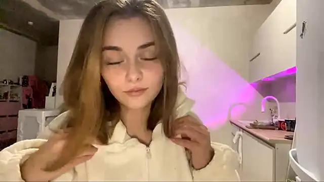 Snapshot of GeralynChiszar chatting on 11/18/25, 08:13 GeralynChiszar online show from 11/18/25, 08:13