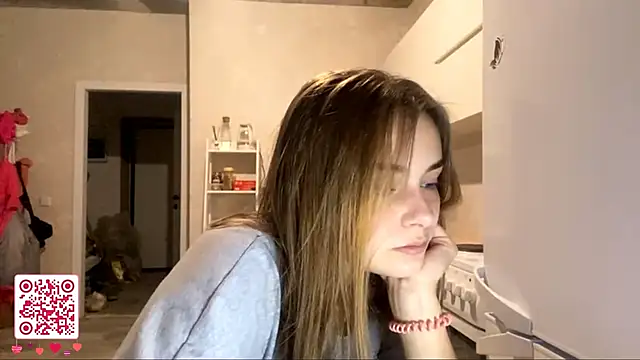 Snapshot of GeralynChiszar chatting on 11/23/25, 08:08 GeralynChiszar online show from 11/23/25, 08:08