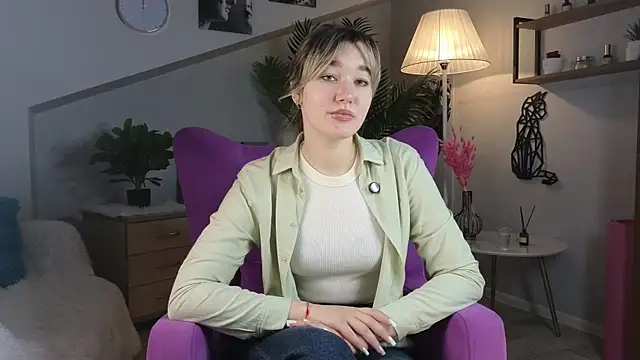 Snapshot of SharonEllis chatting on 11/11/25, 06:35 SharonEllis online show from 11/11/25, 06:35