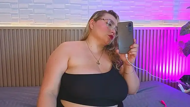 Snapshot of Amber_bunnyx01 chatting on 02/10/26, 12:37 Amber bunnyx01 online show from 02/10/26, 12:37