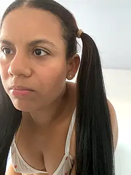 lineichun1708 online show from 11/17/25, 09:09