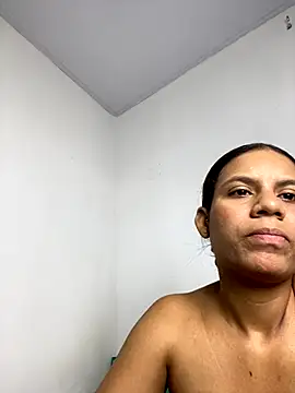 lineichun1708 online show from 11/18/25, 07:07