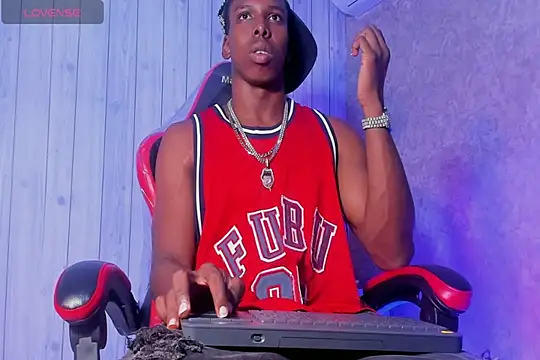 Snapshot of mike_aly chatting on 12/21/25, 08:16 mike aly online show from 12/21/25, 08:16