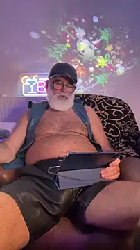 Snapshot of LeatherSdaddy chatting on 12/16/25, 02:49 LeatherSdaddy online show from 12/16/25, 02:49