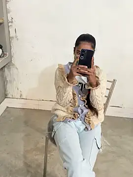 Snapshot of Riya_917 chatting on 11/12/25, 07:20 Riya 917 online show from 11/12/25, 07:20