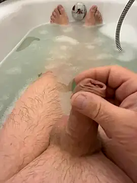 Snapshot of bp001 chatting on 10/18/25, 01:23 bp001 online show from 10/18/25, 01:23