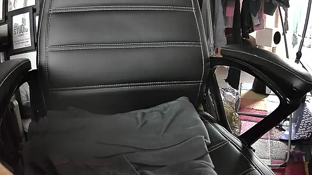 Snapshot of Chrisatmiami chatting on 11/22/25, 02:16 Chrisatmiami online show from 11/22/25, 02:16