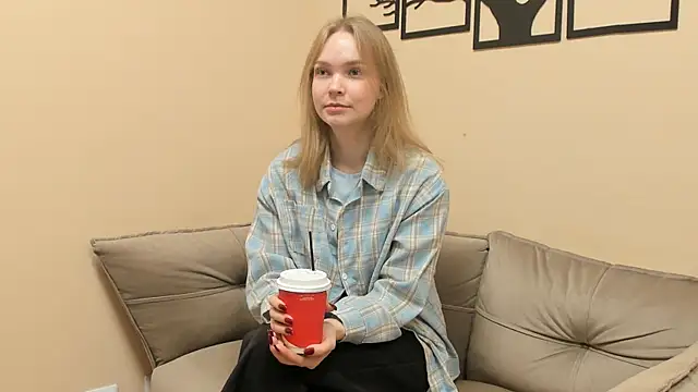 Snapshot of CortneyVacio chatting on 11/12/25, 07:42 CortneyVacio online show from 11/12/25, 07:42