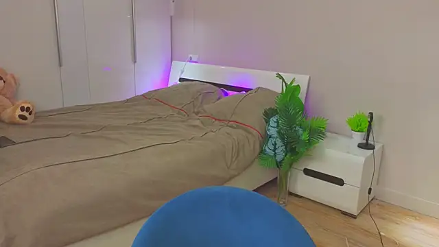 Snapshot of LilyPoetry_ chatting on 11/23/25, 11:32 LilyPoetry online show from 11/23/25, 11:32