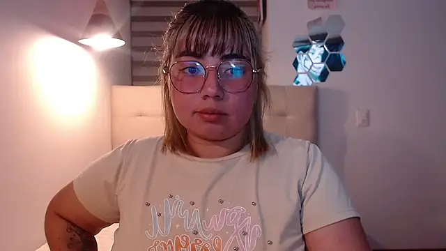 YiniBelle online show from 11/26/25, 03:29