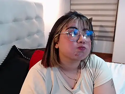 YiniBelle online show from 12/23/25, 12:52