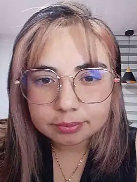 YiniBelle online show from 04/11/26, 11:09