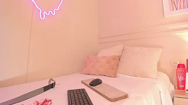 Snapshot of electra_a chatting on 11/17/25, 03:18 electra a online show from 11/17/25, 03:18