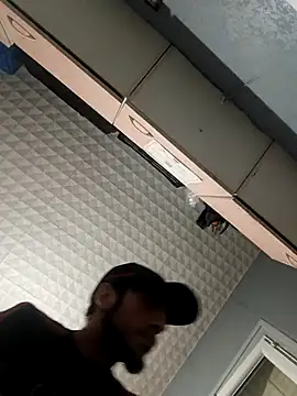 Snapshot of hotguy71000 chatting on 12/05/25, 05:09 hotguy71000 online show from 12/05/25, 05:09