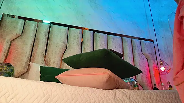 Snapshot of Caroline_palmerr chatting on 12/14/25, 03:23 Caroline palmerr online show from 12/14/25, 03:23