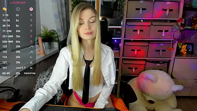 Snapshot of blondie_lina chatting on 11/13/25, 12:15 blondie lina online show from 11/13/25, 12:15