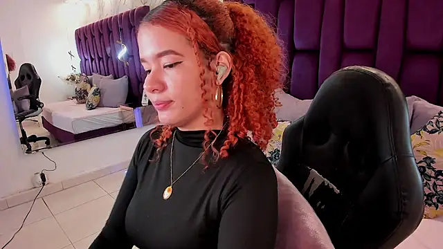 Snapshot of avrilwaynee chatting on 11/21/25, 11:53 avrilwaynee online show from 11/21/25, 11:53