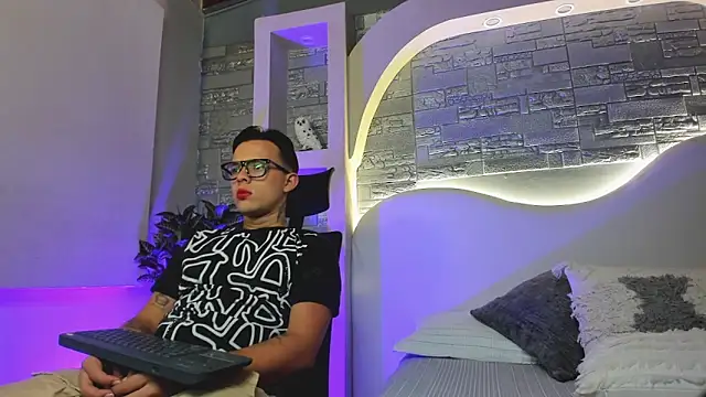 Valentino moretti online show from 12/01/25, 01:05