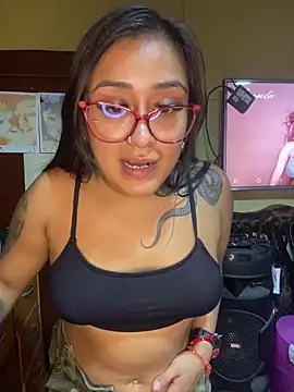 Snapshot of Felinamiau chatting on 02/15/26, 04:31 Felinamiau online show from 02/15/26, 04:31