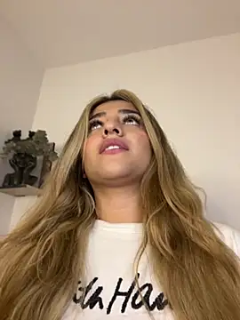 Snapshot of Isabella_SparxS chatting on 12/19/25, 05:09 Isabella SparxS online show from 12/19/25, 05:09