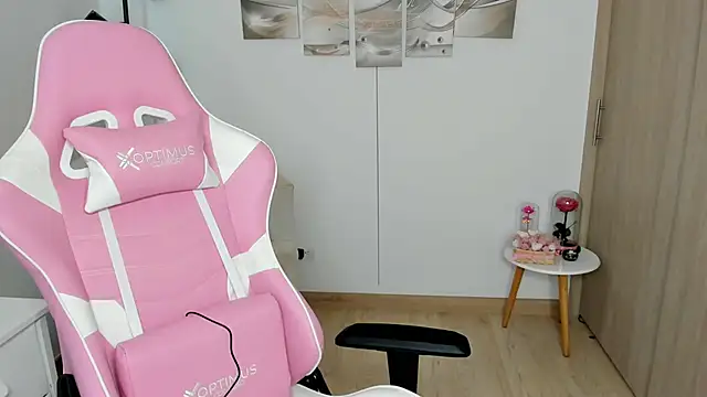 haileyflorez  online show from 05/10/26, 04:01