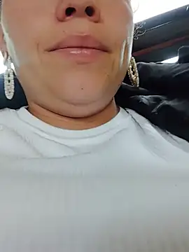 Snapshot of Rouse_hot_ chatting on 06/25/26, 01:37 Rouse hot online show from 06/25/26, 01:37