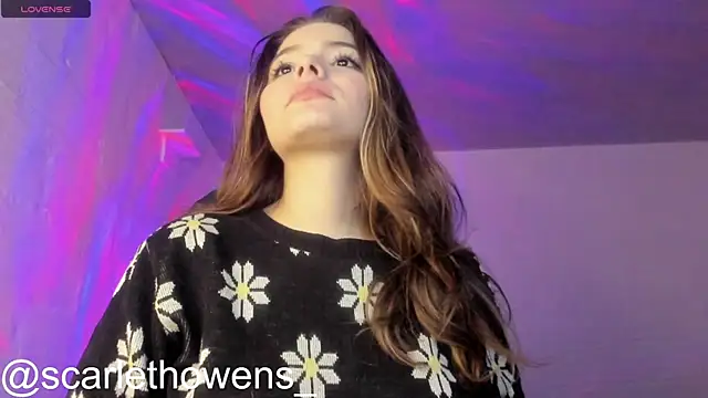 Snapshot of scarlethowens1 chatting on 11/23/25, 06:57 scarlethowens1 online show from 11/23/25, 06:57