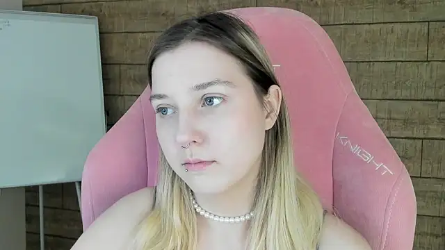 Snapshot of TinnaBurton chatting on 07/15/26, 04:23 TinnaBurton online show from 07/15/26, 04:23