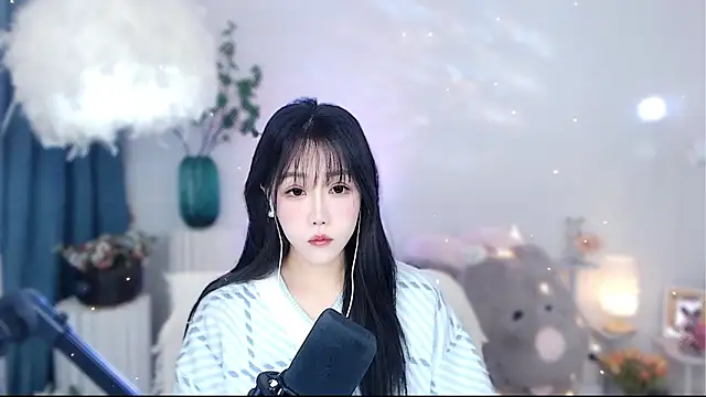 Snapshot of Laura_520 chatting on 11/22/25, 12:42 Laura 520 online show from 11/22/25, 12:42