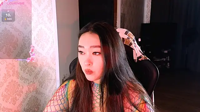 Snapshot of Emma_Uilson chatting on 12/19/25, 07:37 Emma Uilson online show from 12/19/25, 07:37