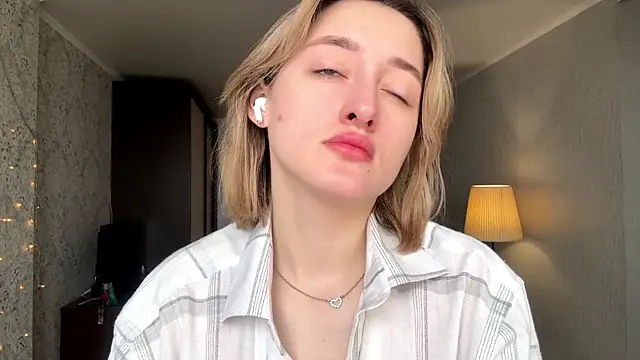 Snapshot of Emily_lyy chatting on 11/21/25, 09:19 Emily lyy online show from 11/21/25, 09:19