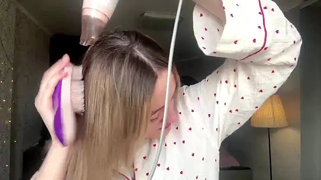 Snapshot of Emily_lyy chatting on 11/24/25, 09:42 Emily lyy online show from 11/24/25, 09:42