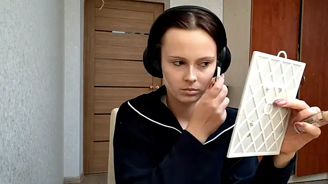 LouiseMarengo online show from 11/29/25, 12:19