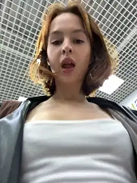 Snapshot of hani_obsessed chatting on 11/19/25, 11:43 hani obsessed online show from 11/19/25, 11:43