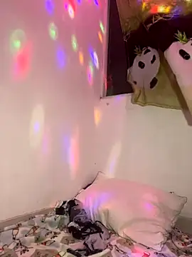 Snapshot of lizmy chatting on 12/20/25, 05:03 lizmy online show from 12/20/25, 05:03