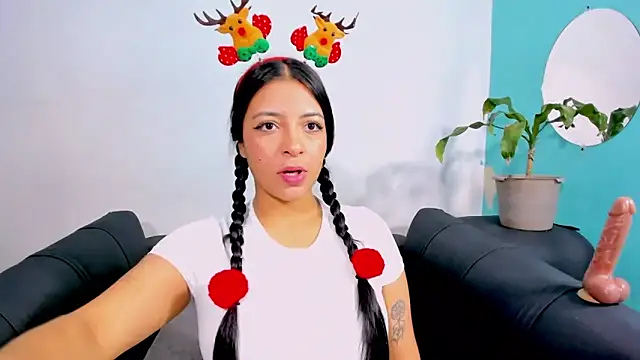 Snapshot of evelisse_ chatting on 12/19/25, 03:57 evelisse online show from 12/19/25, 03:57