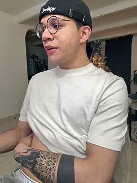 Snapshot of MarcoKostov chatting on 11/21/25, 02:43 MarcoKostov online show from 11/21/25, 02:43