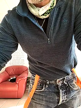 Snapshot of platone09 chatting on 11/12/25, 12:49 platone09 online show from 11/12/25, 12:49