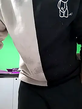 Snapshot of platone09 chatting on 11/14/25, 01:43 platone09 online show from 11/14/25, 01:43