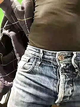 Snapshot of platone09 chatting on 11/21/25, 02:05 platone09 online show from 11/21/25, 02:05