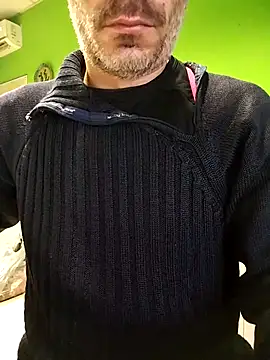 Snapshot of platone09 chatting on 12/16/25, 01:49 platone09 online show from 12/16/25, 01:49