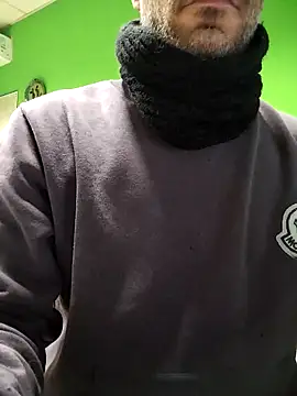 Snapshot of platone09 chatting on 12/17/25, 01:28 platone09 online show from 12/17/25, 01:28