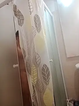 Snapshot of platone09 chatting on 12/18/25, 08:26 platone09 online show from 12/18/25, 08:26