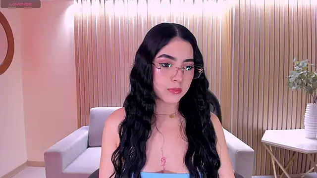 Snapshot of HaileyRoss_ chatting on 07/26/26, 11:33 HaileyRoss online show from 07/26/26, 11:33