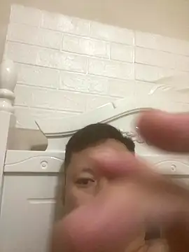 Snapshot of geenn- chatting on 11/16/25, 03:50 geenn- online show from 11/16/25, 03:50