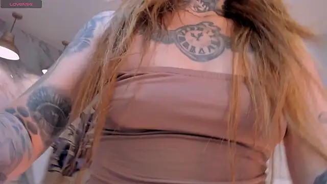 Snapshot of CarlaBrunni chatting on 12/02/25, 12:10 CarlaBrunni online show from 12/02/25, 12:10