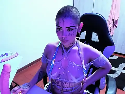 Snapshot of Zombitch chatting on 12/05/25, 12:30 Zombitch online show from 12/05/25, 12:30