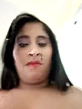 Snapshot of CarolinaNavas33 chatting on 12/18/25, 01:55 CarolinaNavas33 online show from 12/18/25, 01:55