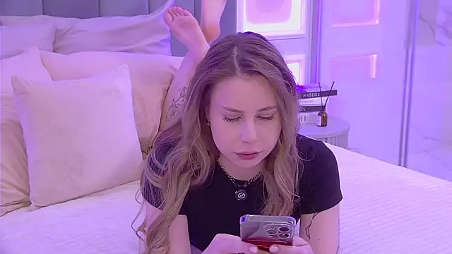 Snapshot of -SaraBlack- chatting on 12/17/25, 05:19 -SaraBlack- online show from 12/17/25, 05:19