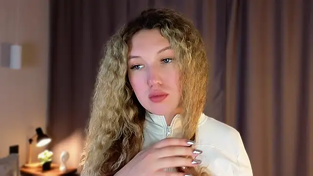 Snapshot of SueHolt chatting on 11/18/25, 02:21 SueHolt online show from 11/18/25, 02:21